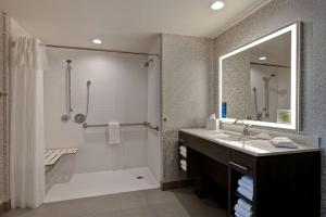 Home2 Suites By Hilton Barstow, Ca的一间浴室