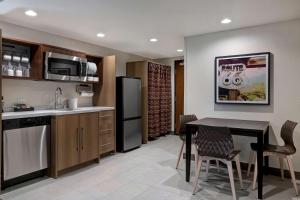 Home2 Suites By Hilton Barstow, Ca的厨房或小厨房
