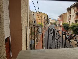 Blick auf eine Straße vom Balkon eines Gebäudes in der Unterkunft Fantàstic Pis a Oliana Alt Urgell Lleida Wifi in Oliana