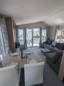 uma sala de estar com um sofá e uma mesa em Caravan Swanage Bay View Holiday Park Dorset Amazing Location em Swanage