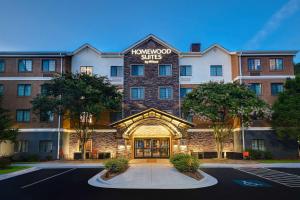 Un hotel con un cartel en la fachada del edificio. en Homewood Suites Newport News - Yorktown by Hilton, en Newport News