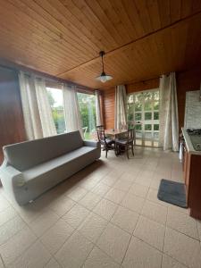 una sala de estar con un sofá y una mesa en Casa nel verde Orbetello, en Albinia