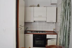 Nhà bếp/bếp nhỏ tại Monolocale n°5 vicino al centro e con dehor