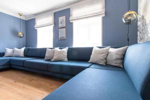 Sala de estar azul con sofá azul en Ferienhaus im Altstadtgässchen mit 3 Badezimmern, en Quedlinburg