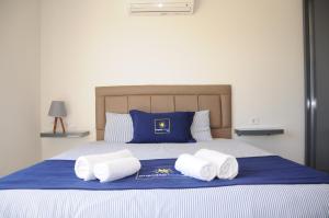 een slaapkamer met een bed met twee handdoeken erop bij Exclusive Villas in Kuşadası