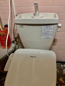 un WC bianco con un lavandino sopra di 桃源郷２ a Toba Altre 34 foto