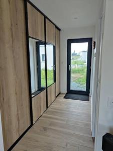 um corredor vazio com uma porta e uma janela em Maison neuve proche du centre em Pabu
