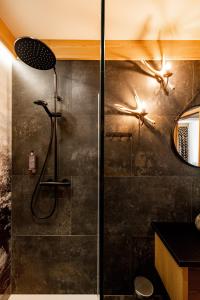 W łazience znajduje się prysznic z czarną ścianą. w obiekcie Ku Dolinie w mieście Kościelisko
