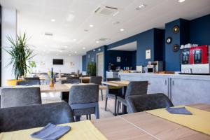 Hôtel Le Bastia餐厅或其他用餐的地方