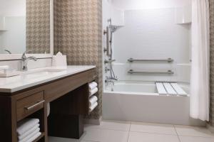 Home2 Suites By Hilton Boise Downtown的一间浴室