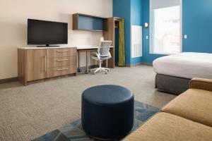 Home2 Suites By Hilton Boise Downtown的电视和/或娱乐中心