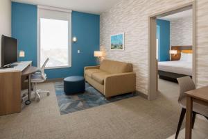 Home2 Suites By Hilton Boise Downtown的电视和/或娱乐中心