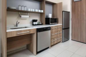 Home2 Suites By Hilton Boise Downtown的厨房或小厨房