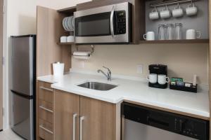 Home2 Suites By Hilton Boise Downtown的厨房或小厨房