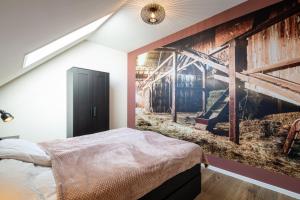 een slaapkamer met een muurschildering van een schuur bij Boerderijkamer de Hooizolder in Wijhe