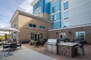 マートルビーチにあるHomewood Suites By Hilton Myrtle Beach Coastal Grand Mallのパティオ(テーブル、椅子付)