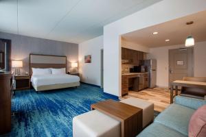 マートルビーチにあるHomewood Suites By Hilton Myrtle Beach Coastal Grand Mallのベッドとキッチンがあるホテルの部屋 +25枚の写真