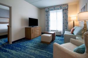 TV a/nebo společenská místnost v ubytování Homewood Suites By Hilton Myrtle Beach Coastal Grand Mall