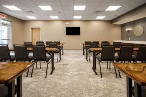 TV a/nebo společenská místnost v ubytování Homewood Suites By Hilton Myrtle Beach Coastal Grand Mall