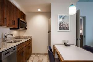 Kuchyň nebo kuchyňský kout v ubytování Homewood Suites By Hilton Myrtle Beach Coastal Grand Mall