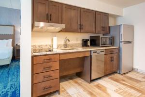 Kuchyň nebo kuchyňský kout v ubytování Homewood Suites By Hilton Myrtle Beach Coastal Grand Mall