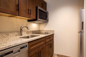 Kuchyň nebo kuchyňský kout v ubytování Homewood Suites By Hilton Myrtle Beach Coastal Grand Mall