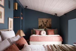 2 camas en una habitación con paredes azules en Maisons 322 - L'Insolite, en Le Bois-Plage-en-Ré