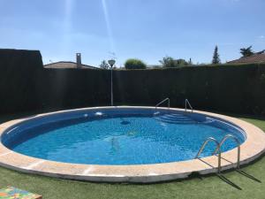una pequeña piscina en un patio en El rincón de Dory, en Martos