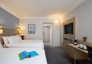 Кровать или кровати в номере Leonardo Royal Hotel Brighton Waterfront