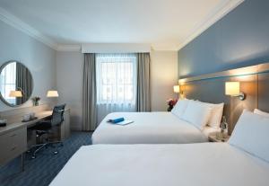 Кровать или кровати в номере Leonardo Royal Hotel Brighton Waterfront