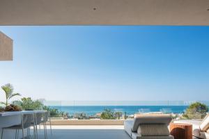 een woonkamer met uitzicht op de oceaan bij Villa Kalōn in Rethimnon +69 foto's