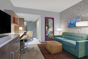 Habitación de hotel con sofá y sala de estar. en Home2 Suites By Hilton Largo, Fl en Largo
