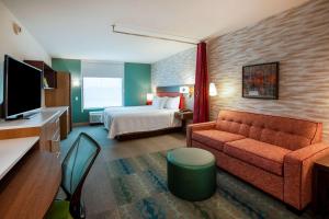 um quarto de hotel com uma cama e um sofá em Home2 Suites By Hilton Lewisburg, Wv em Lewisburg
