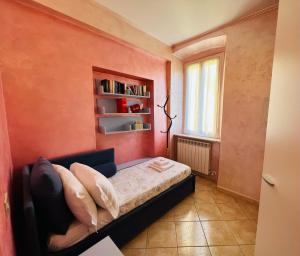 um quarto com uma cama e uma estante de livros em Casa Ileana em Santo Stefano al Mare