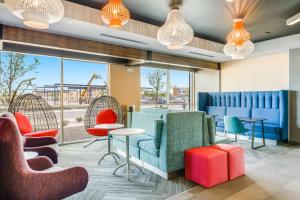 Posezení v ubytování Tru By Hilton Midland, Tx