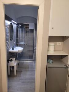 La salle de bains est pourvue d'un lavabo, d'une douche et de toilettes. dans l'établissement Relais Virginia Home, à Sanremo
