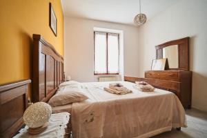 um quarto com uma cama grande e uma cómoda em Elysee em La Spezia