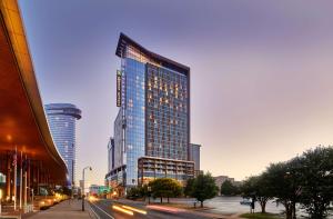 un edificio alto con muchas ventanas en una calle de la ciudad en Embassy Suites by Hilton Nashville Downtown en Nashville