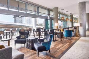 un restaurante con sillas, mesas y ventanas en Embassy Suites by Hilton Nashville Downtown, en Nashville