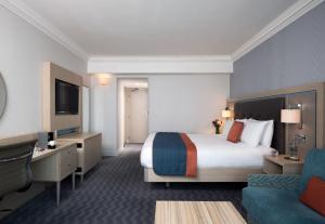 Телевизор и/или развлекательный центр в Leonardo Royal Hotel Brighton Waterfront