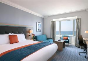 Кровать или кровати в номере Leonardo Royal Hotel Brighton Waterfront