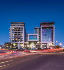 zwei hohe Gebäude in einer Stadtstraße nachts in der Unterkunft Cape Town Marriott Hotel Crystal Towers in Kapstadt