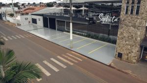 an empty street with yellow lines on the side of a building at Sophita Business Hotel in Itaberá