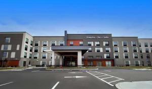 North Attleboro的住宿－Hampton Inn North Attleboro, Ma，大楼前的一个空停车位