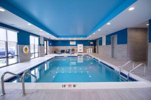 North Attleboro的住宿－Hampton Inn North Attleboro, Ma，一座拥有蓝色天花板的大型游泳池