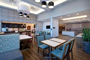 une salle à manger avec des tables et des chaises dans un magasin dans l'établissement Hampton Inn & Suites Ottawa West, Ontario, Canada, à Ottawa