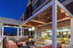 un patio al aire libre con sillas y una hoguera en Home2 Suites By Hilton Midland East, Tx, en Midland