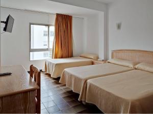 ein Hotelzimmer mit zwei Betten und einem Fenster in der Unterkunft Hotel Porto in Gandía + 57 Fotos