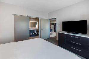 TV a/nebo společenská místnost v ubytování Home2 Suites By Hilton Midland East, Tx