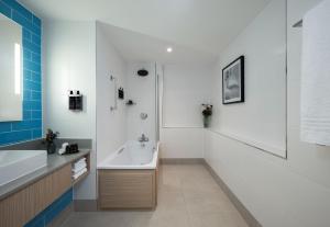 Ванная комната в Leonardo Royal Hotel Brighton Waterfront